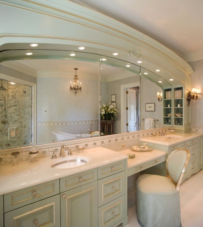 Пример оригинального дизайна: большая главная ванная комната в стиле неоклассика (современная классика) с фасадами с выступающей филенкой, синими фасадами, ванной на ножках, душем в нише, белой плиткой, удлиненной плиткой, бежевыми стенами, мраморным полом и стеклянной столешницей