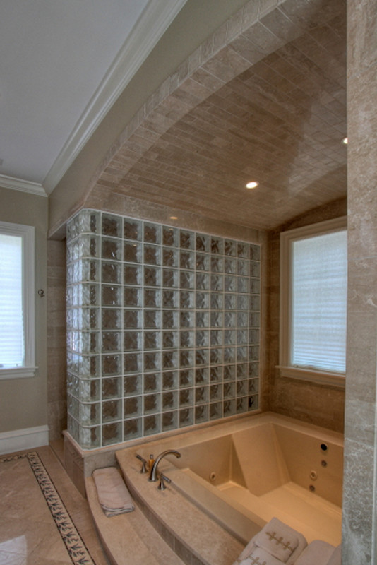 Пример оригинального дизайна: огромная главная ванная комната в современном стиле с гидромассажной ванной, душем в нише, бежевой плиткой, плиткой из известняка, бежевыми стенами, полом из известняка и столешницей из известняка