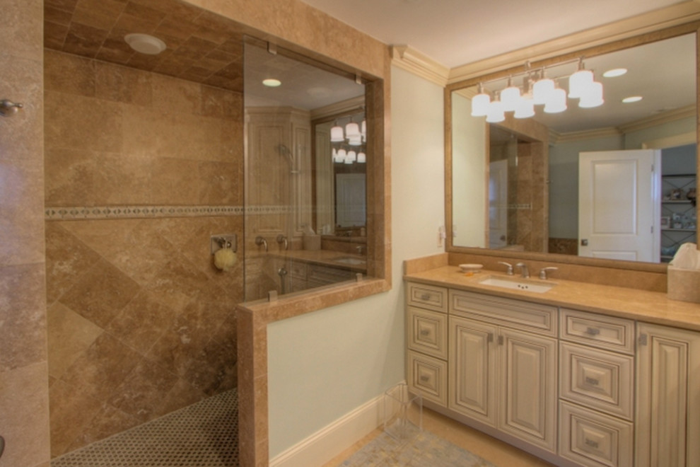 На фото: большая главная ванная комната в классическом стиле с фасадами с выступающей филенкой, белыми фасадами, душевой комнатой, синей плиткой, плиткой из известняка, бежевыми стенами, полом из известняка, врезной раковиной и столешницей из известняка