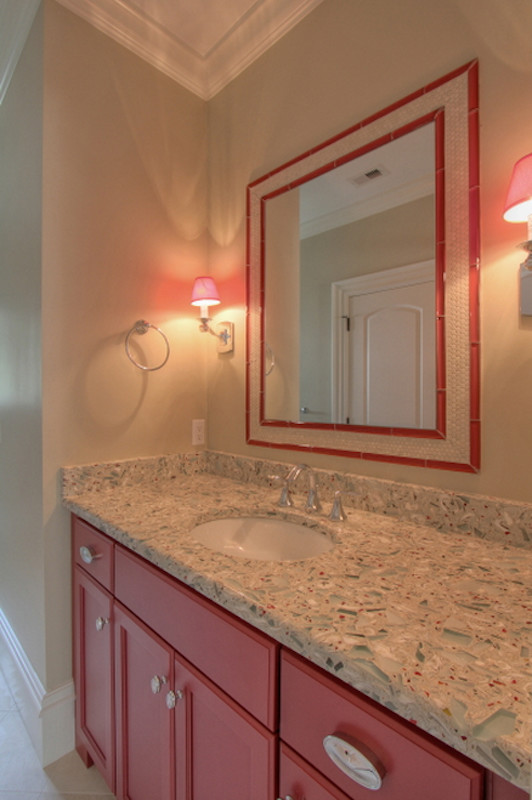 Foto på ett mellanstort vintage en-suite badrum, med luckor med profilerade fronter, röda skåp, beige kakel, keramikplattor, beige väggar, klinkergolv i keramik, ett undermonterad handfat och bänkskiva i återvunnet glas