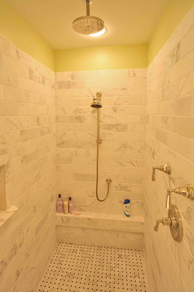 Imagen de cuarto de baño tradicional renovado grande con ducha empotrada, baldosas y/o azulejos blancos, baldosas y/o azulejos de mármol, paredes amarillas y suelo de mármol