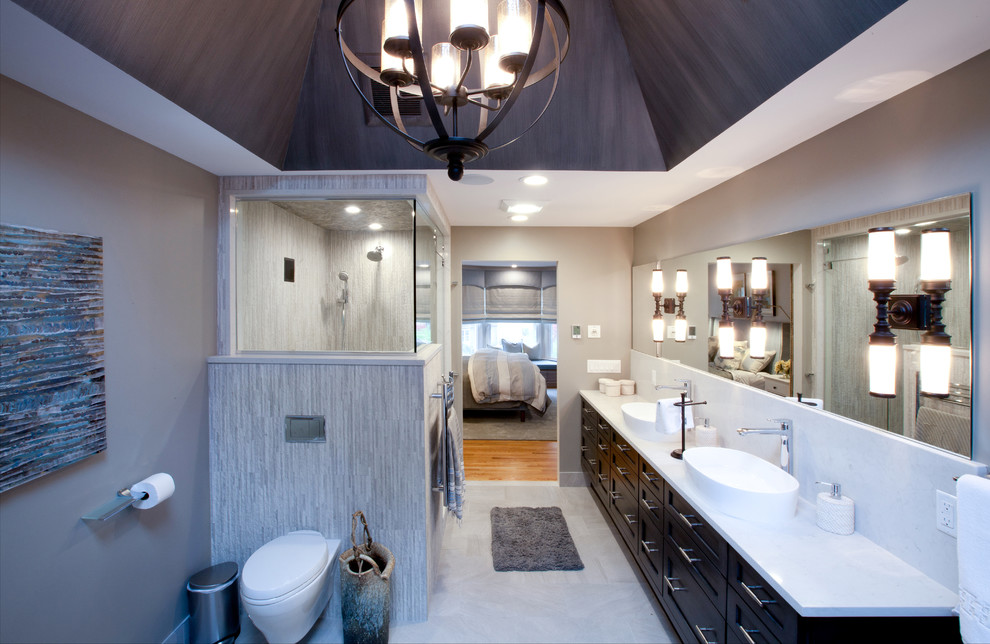 Ejemplo de sauna bohemia con bañera exenta y baldosas y/o azulejos grises