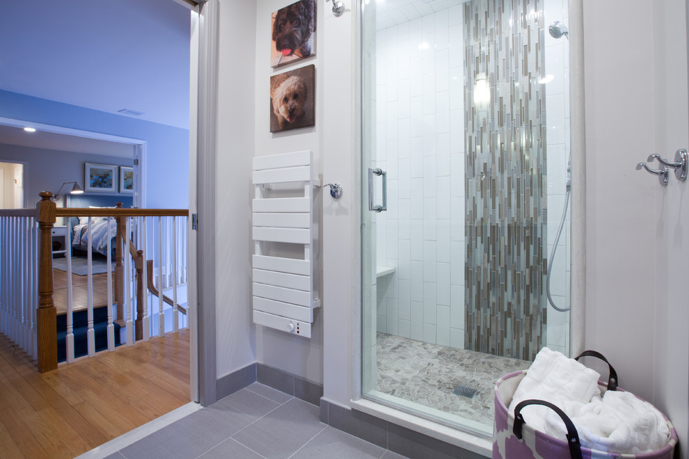 Свежая идея для дизайна: баня и сауна в стиле фьюжн с отдельно стоящей ванной и серой плиткой - отличное фото интерьера