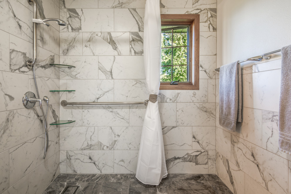 Ispirazione per una stanza da bagno minimal con doccia aperta, piastrelle bianche e piastrelle in pietra