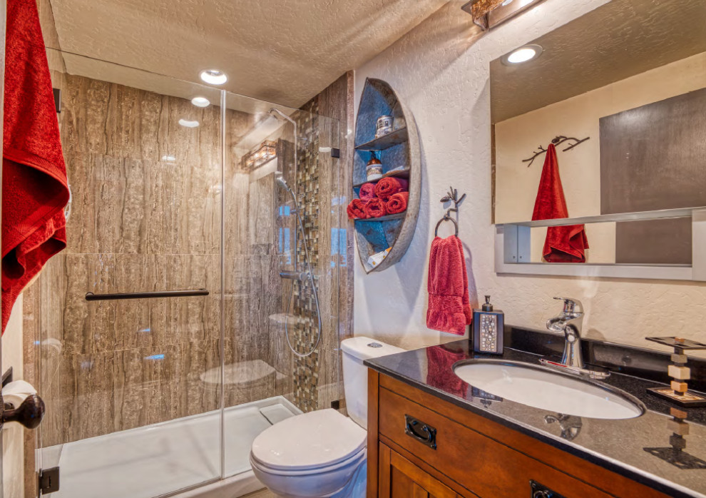 Стильный дизайн: маленькая ванная комната в современном стиле с душем в нише, душем с распашными дверями, тумбой под одну раковину и напольной тумбой для на участке и в саду - последний тренд