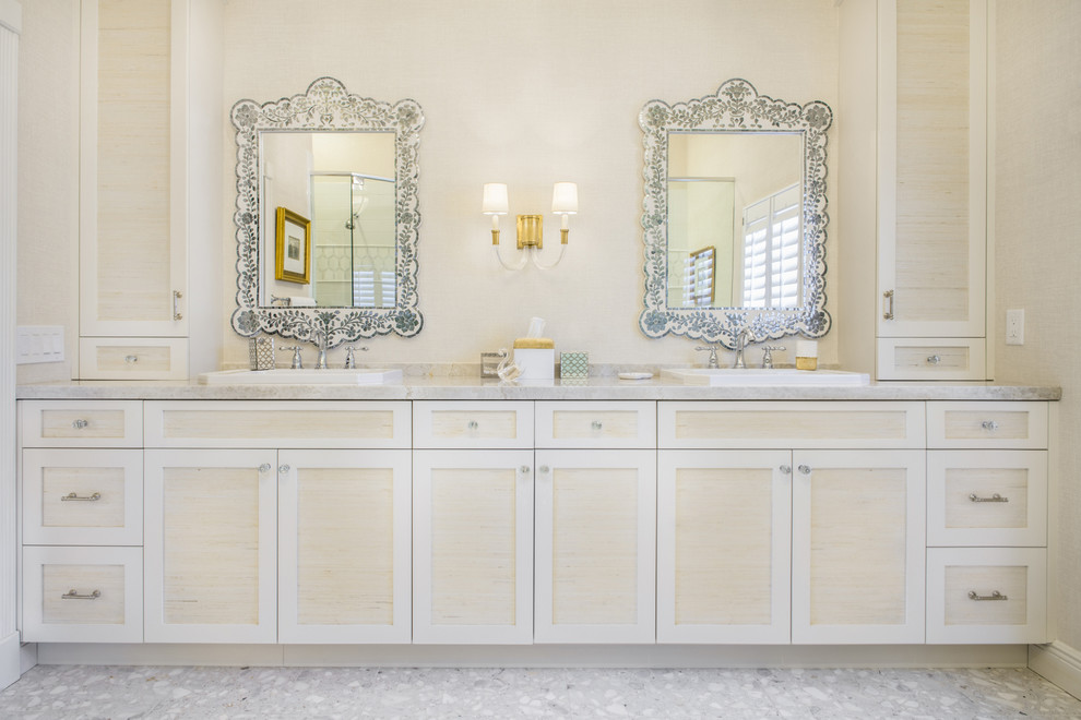 Ejemplo de cuarto de baño principal tradicional renovado de tamaño medio con paredes beige, lavabo encastrado, encimera de mármol, armarios estilo shaker y puertas de armario blancas