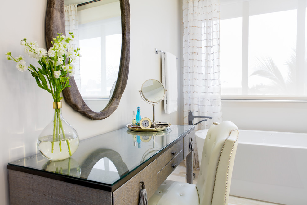 Kleines Klassisches Badezimmer En Suite mit freistehender Badewanne, grauer Wandfarbe, Marmorboden und weißem Boden in Miami