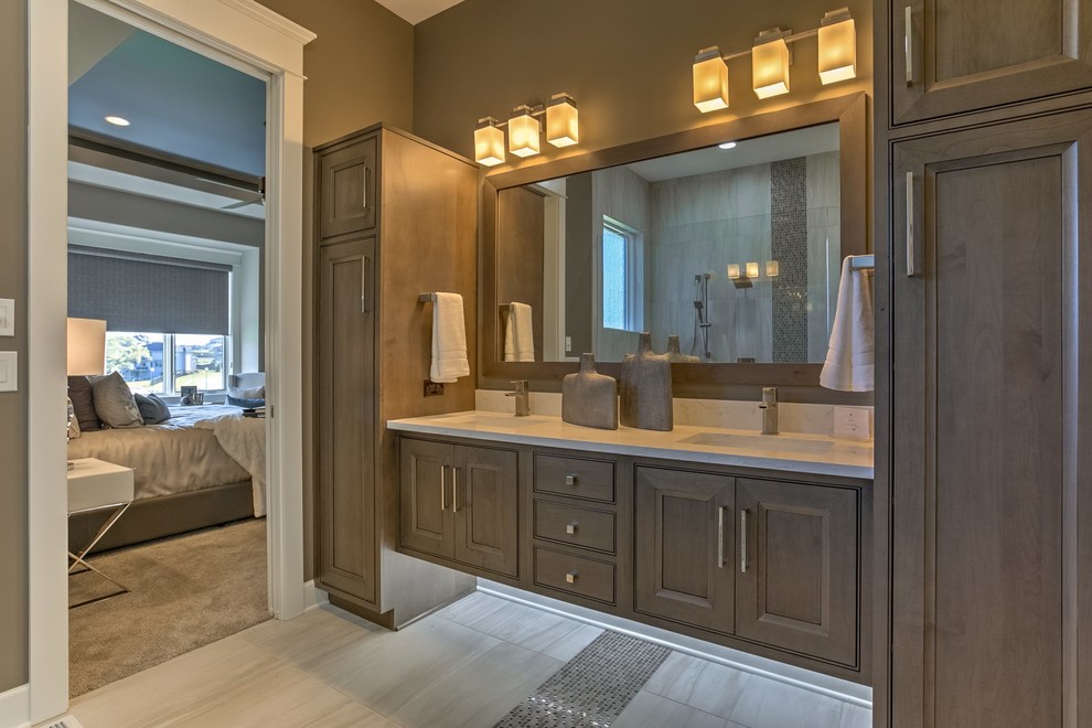Imagen de cuarto de baño principal rural de tamaño medio con armarios con paneles empotrados, puertas de armario de madera oscura, paredes marrones y lavabo bajoencimera