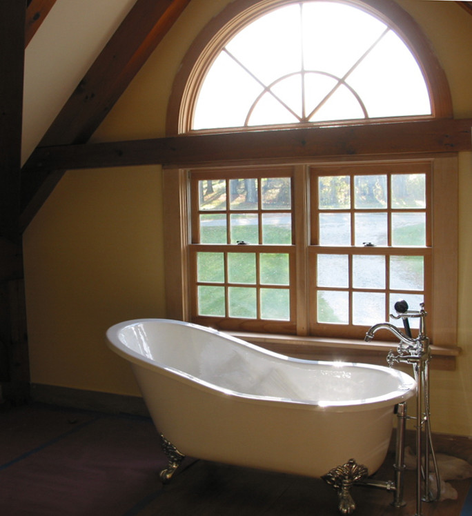 Inspiration för ett vintage en-suite badrum, med ett piedestal handfat, ett badkar med tassar, grå kakel, porslinskakel, gula väggar och klinkergolv i porslin