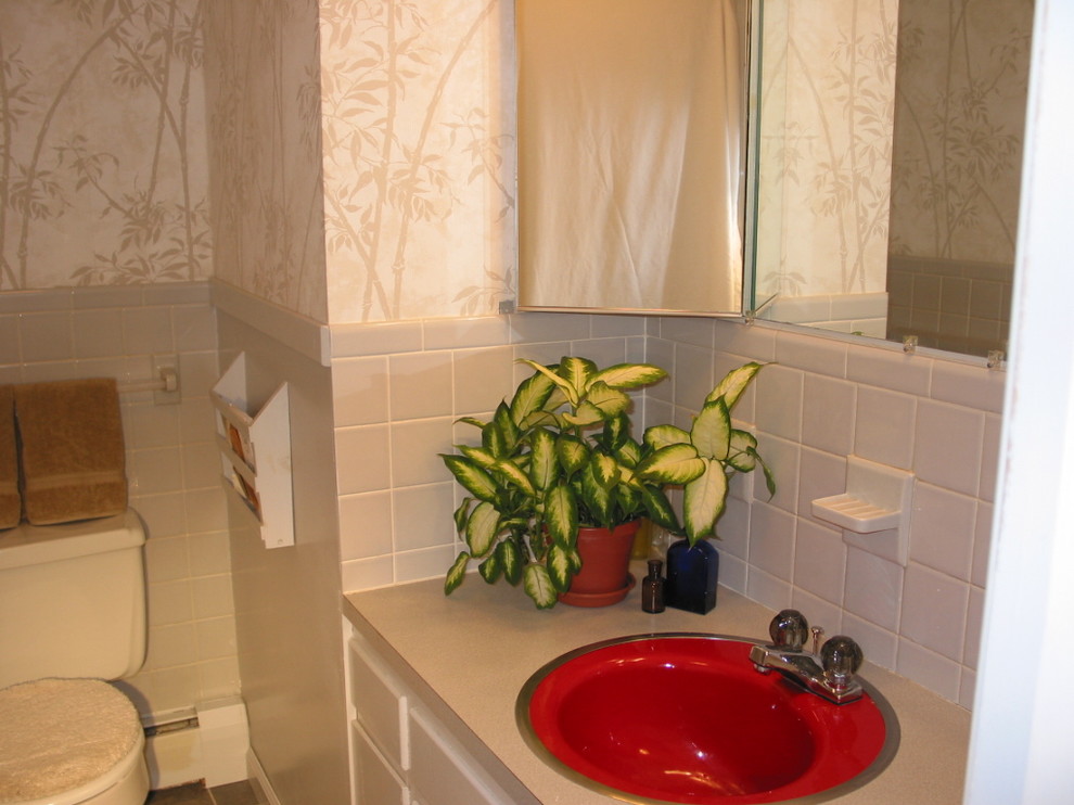 Diseño de cuarto de baño de estilo zen con lavabo encastrado, puertas de armario grises, encimera de laminado, bañera empotrada, combinación de ducha y bañera, sanitario de dos piezas y suelo de baldosas de cerámica
