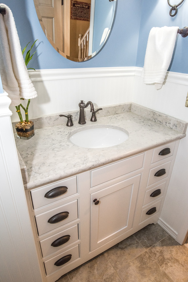 Exempel på ett litet klassiskt badrum, med skåp i shakerstil, vita skåp, en toalettstol med hel cisternkåpa, blå väggar, klinkergolv i keramik, ett integrerad handfat och bänkskiva i kvartsit