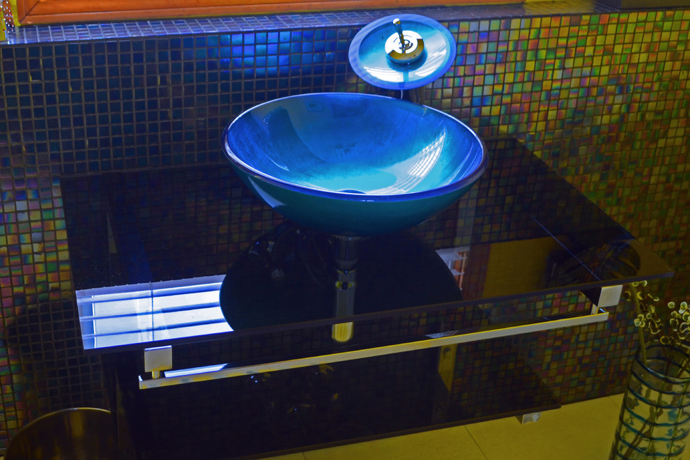Idéer för ett litet modernt badrum med dusch, med ett fristående handfat, bänkskiva i glas, flerfärgad kakel, glaskakel och gula väggar