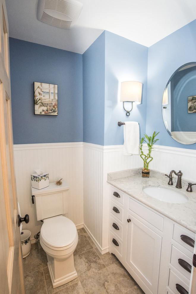 Источник вдохновения для домашнего уюта: маленькая ванная комната в классическом стиле с фасадами в стиле шейкер, белыми фасадами, унитазом-моноблоком, синими стенами, полом из керамической плитки, монолитной раковиной и столешницей из кварцита для на участке и в саду