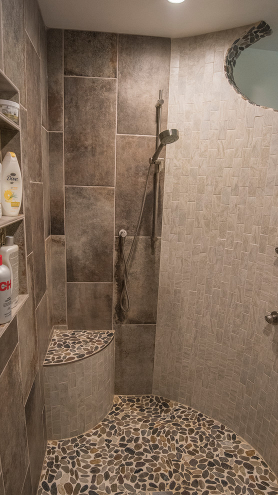 Immagine di una stanza da bagno padronale minimalista di medie dimensioni con lavabo a bacinella, ante lisce, ante in legno bruno, top in legno, doccia aperta, WC monopezzo, piastrelle beige, lastra di vetro, pareti beige e pavimento in marmo