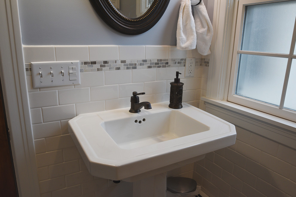 Стильный дизайн: ванная комната среднего размера в классическом стиле с консольной раковиной, ванной в нише, душем над ванной, унитазом-моноблоком, белой плиткой, синими стенами и душевой кабиной - последний тренд