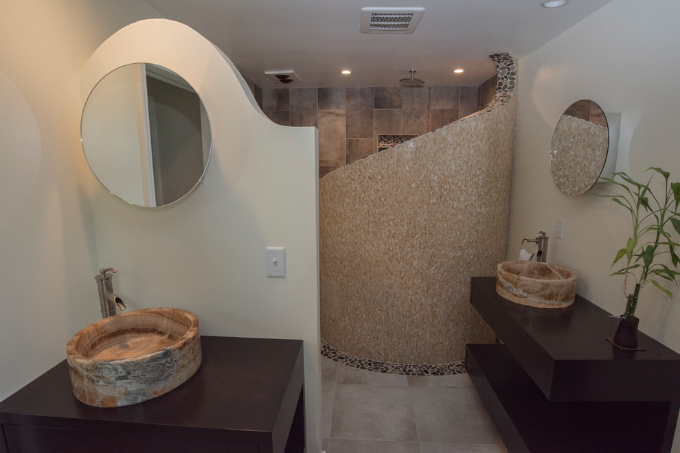 Idéer för att renovera ett mellanstort funkis en-suite badrum, med ett fristående handfat, släta luckor, skåp i mörkt trä, träbänkskiva, en öppen dusch, en toalettstol med hel cisternkåpa, beige kakel, glasskiva, beige väggar och marmorgolv
