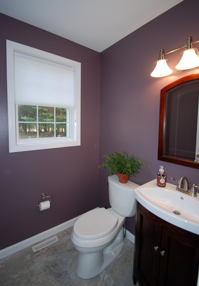 На фото: маленькая ванная комната в стиле неоклассика (современная классика) с фиолетовыми стенами и полом из керамической плитки для на участке и в саду с
