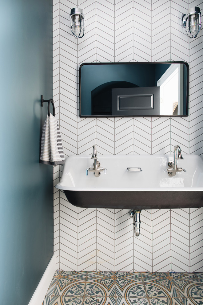 Пример оригинального дизайна: ванная комната в стиле неоклассика (современная классика) с белой плиткой, раковиной с несколькими смесителями и разноцветным полом