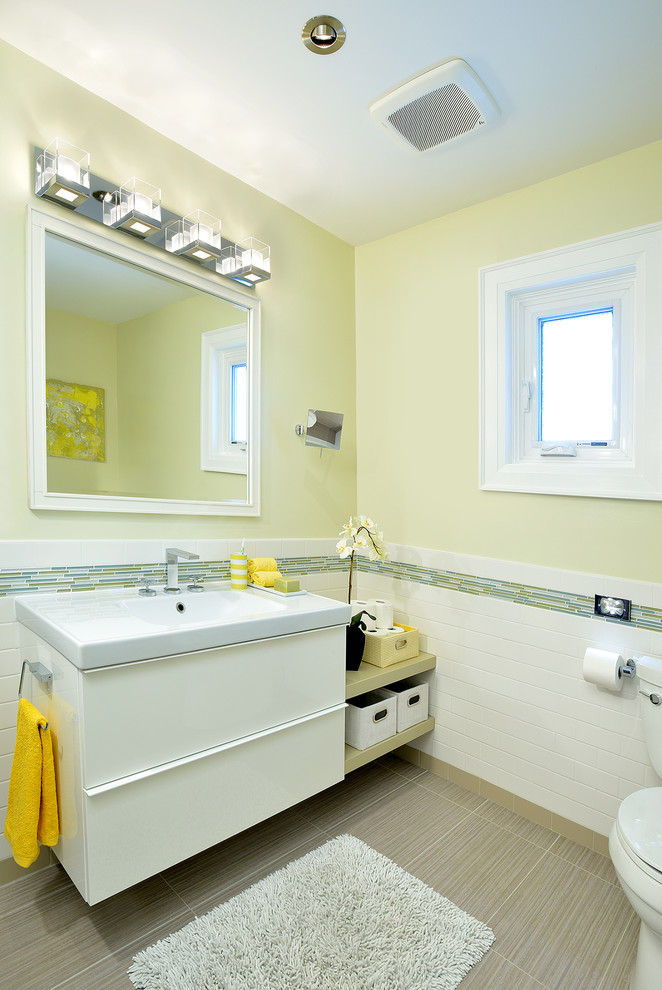 Inspiration pour une salle de bain design avec un carrelage métro et un mur jaune.