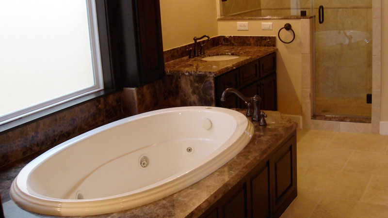 Ejemplo de cuarto de baño moderno con lavabo bajoencimera, armarios tipo mueble, puertas de armario de madera en tonos medios, bañera encastrada, ducha empotrada y baldosas y/o azulejos beige