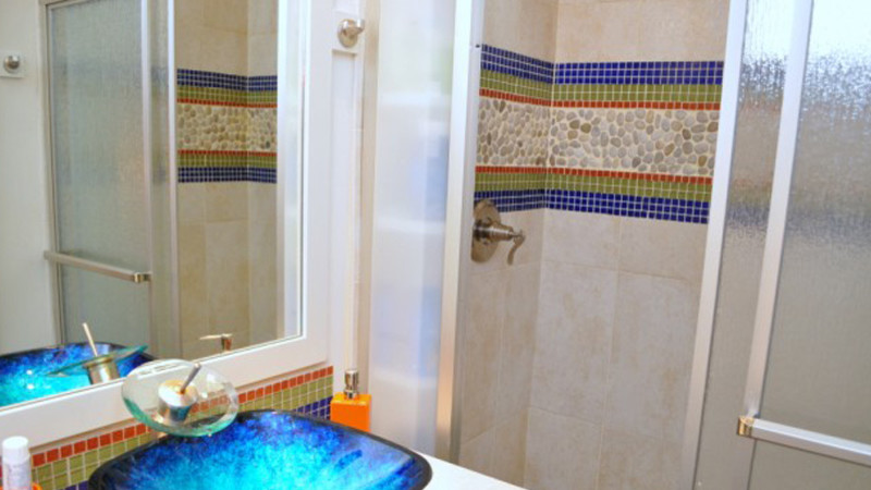 Exemple d'une douche en alcôve tendance avec une vasque, un carrelage multicolore et mosaïque.