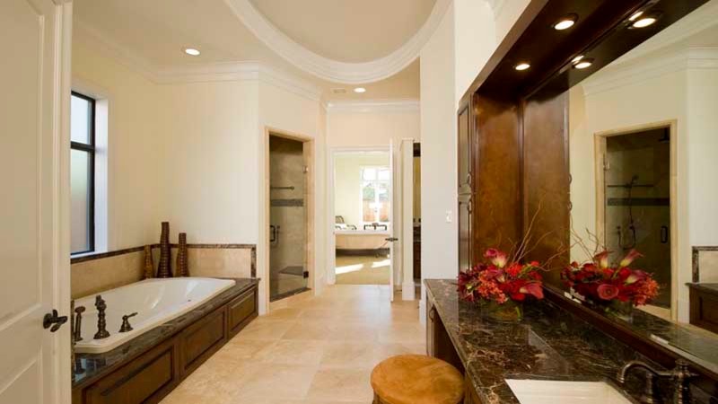 ヒューストンにあるトラディショナルスタイルのおしゃれな浴室 (ドロップイン型浴槽、コーナー設置型シャワー、ベージュのタイル) の写真