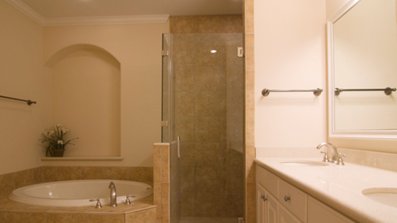 Modernes Badezimmer mit Einbauwaschbecken, profilierten Schrankfronten, weißen Schränken und weißen Fliesen in Houston