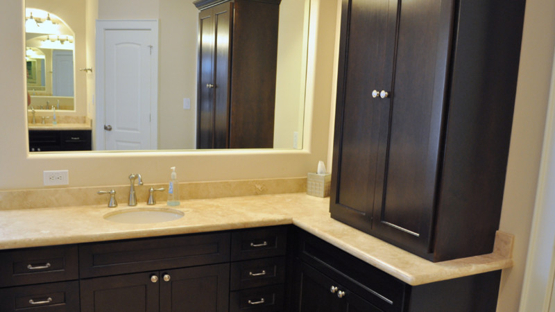 Foto di una stanza da bagno moderna con lavabo sottopiano, consolle stile comò, ante in legno bruno e piastrelle beige