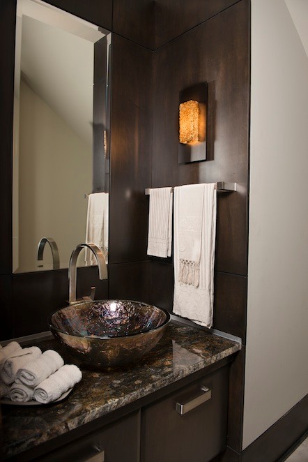 На фото: ванная комната в современном стиле с настольной раковиной, фасадами островного типа и коричневыми фасадами с