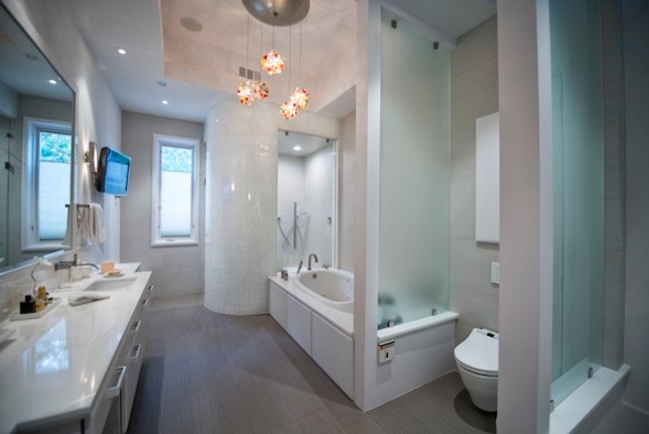 Modelo de cuarto de baño actual con puertas de armario blancas, ducha esquinera, baldosas y/o azulejos blancos y bañera encastrada