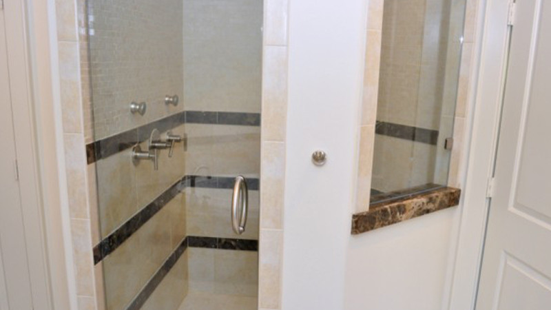 Idées déco pour une salle de bain moderne avec une douche d'angle et un carrelage multicolore.