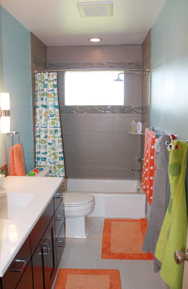 Источник вдохновения для домашнего уюта: маленькая детская ванная комната в современном стиле с подвесной раковиной, фасадами с утопленной филенкой, темными деревянными фасадами, столешницей из искусственного кварца, ванной в нише, душем над ванной, раздельным унитазом, белой плиткой, керамогранитной плиткой, синими стенами и полом из керамогранита для на участке и в саду