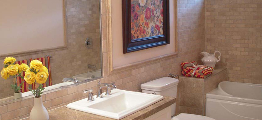 Пример оригинального дизайна: большая ванная комната в средиземноморском стиле с накладной раковиной, фасадами с декоративным кантом, белыми фасадами, мраморной столешницей, накладной ванной, бежевой плиткой, каменной плиткой и бежевыми стенами