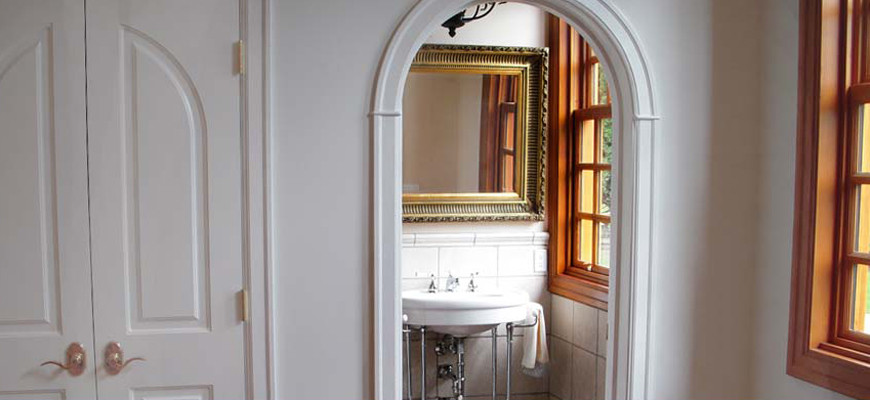 Idee per una piccola stanza da bagno mediterranea con lavabo a colonna, piastrelle beige, piastrelle in pietra e pareti beige