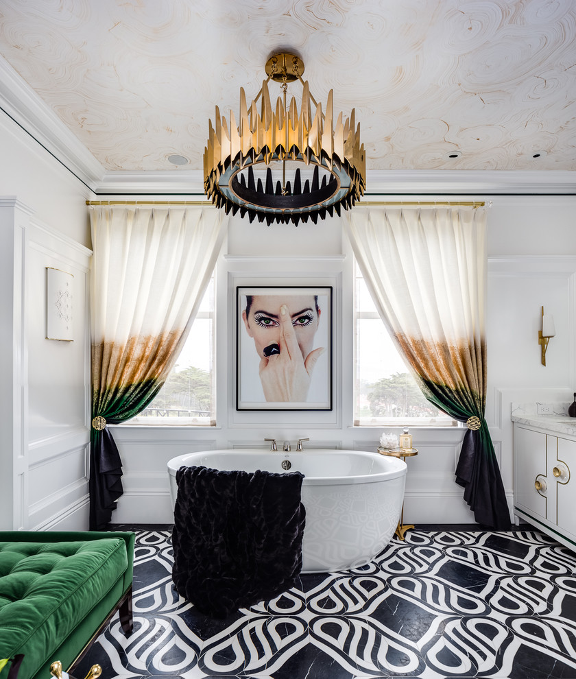 Esempio di una stanza da bagno padronale design con pareti bianche, ante lisce, ante bianche, vasca freestanding, pistrelle in bianco e nero e top in marmo