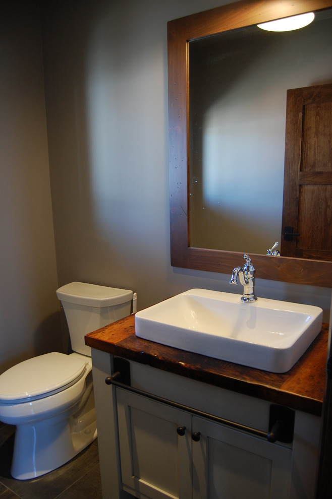 Пример оригинального дизайна: маленькая ванная комната в стиле рустика с фасадами с утопленной филенкой, белыми фасадами, столешницей из дерева и коричневой столешницей для на участке и в саду