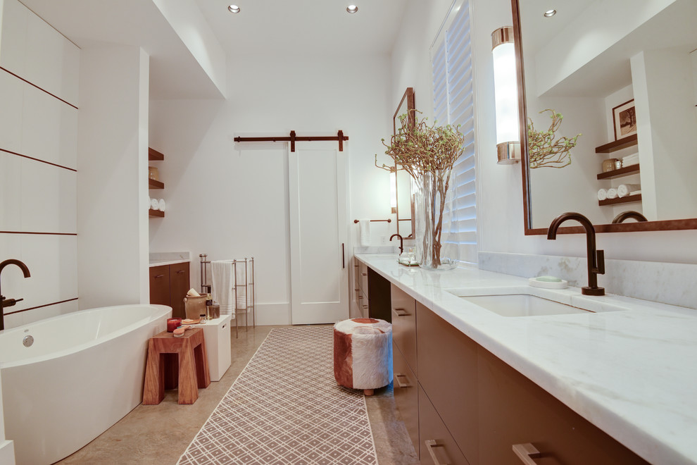 Идея дизайна: большая главная ванная комната в современном стиле с плоскими фасадами, серыми фасадами и врезной раковиной