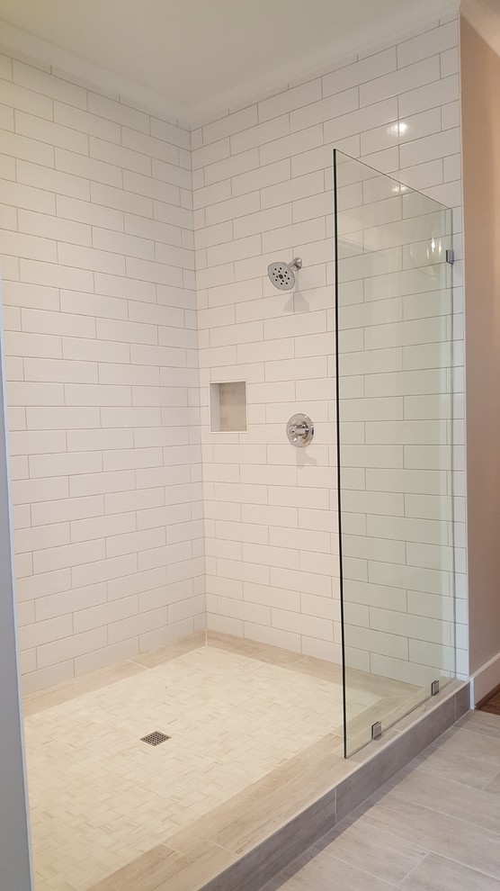 Inspiration för stora amerikanska en-suite badrum, med skåp i shakerstil, grå skåp, en dubbeldusch, vit kakel, porslinskakel, grå väggar, klinkergolv i keramik, ett nedsänkt handfat, granitbänkskiva och grått golv