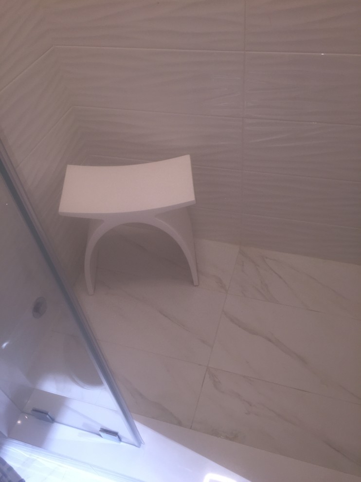 Стильный дизайн: главная ванная комната среднего размера в стиле неоклассика (современная классика) с фасадами с утопленной филенкой, светлыми деревянными фасадами, отдельно стоящей ванной, душем в нише, белой плиткой, керамогранитной плиткой, серыми стенами, мраморным полом, настольной раковиной, столешницей из талькохлорита, серым полом, душем с распашными дверями и черной столешницей - последний тренд