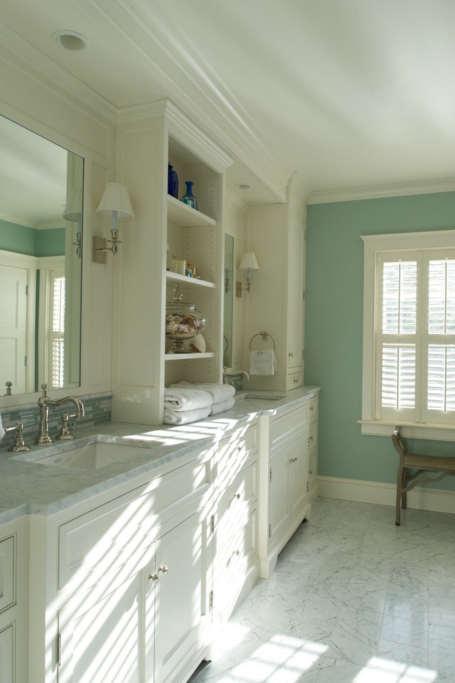 Idéer för ett klassiskt en-suite badrum, med ett undermonterad handfat, luckor med profilerade fronter, vita skåp, marmorbänkskiva, stenkakel, blå väggar och marmorgolv