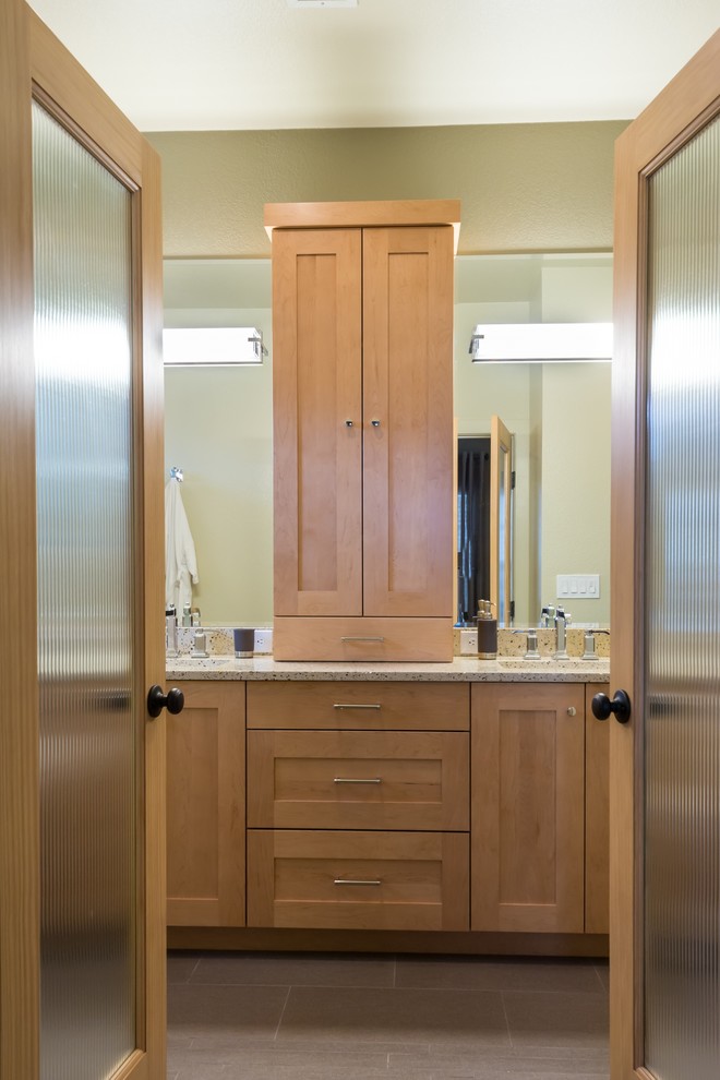 Foto di una stanza da bagno padronale classica di medie dimensioni con ante in stile shaker, ante in legno chiaro, pareti beige, pavimento in gres porcellanato, lavabo sottopiano, top in granito e pavimento grigio