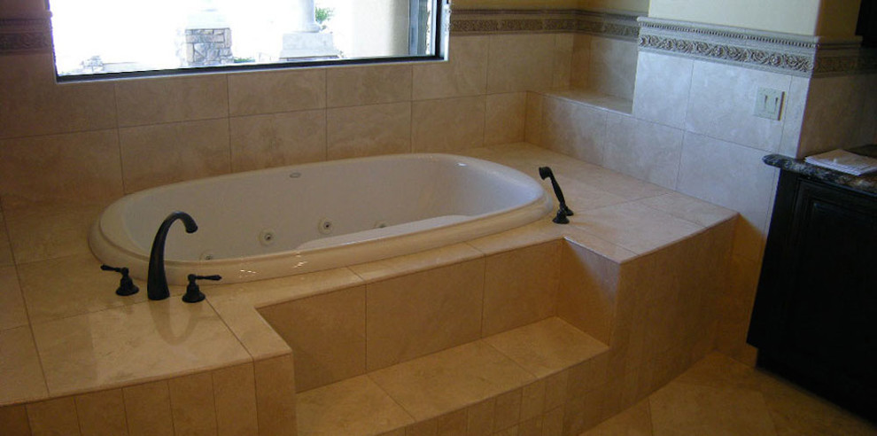 Badezimmer En Suite mit Badewanne in Nische und beigen Fliesen in Phoenix