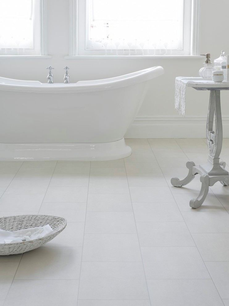 Пример оригинального дизайна: ванная комната в современном стиле с полом из винила