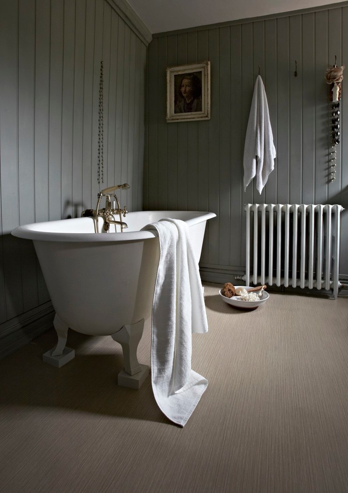 ロンドンにあるトラディショナルスタイルのおしゃれな浴室 (クッションフロア) の写真