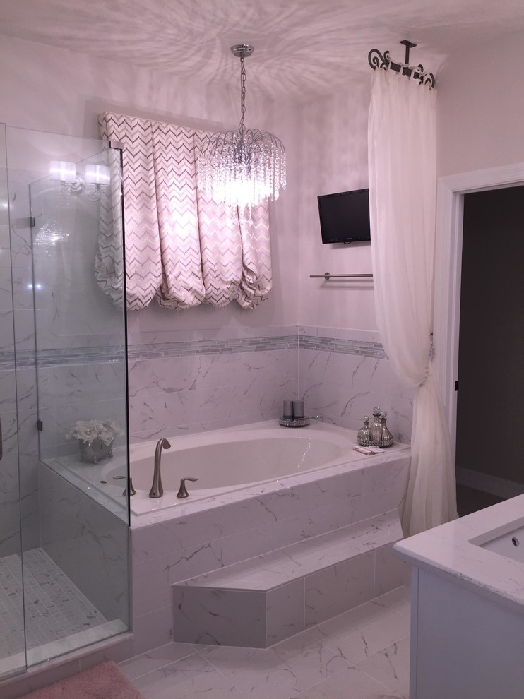 На фото: главная ванная комната среднего размера в современном стиле с фасадами с утопленной филенкой, белыми фасадами, накладной ванной, душем в нише, унитазом-моноблоком, белыми стенами, мраморным полом, врезной раковиной и мраморной столешницей с