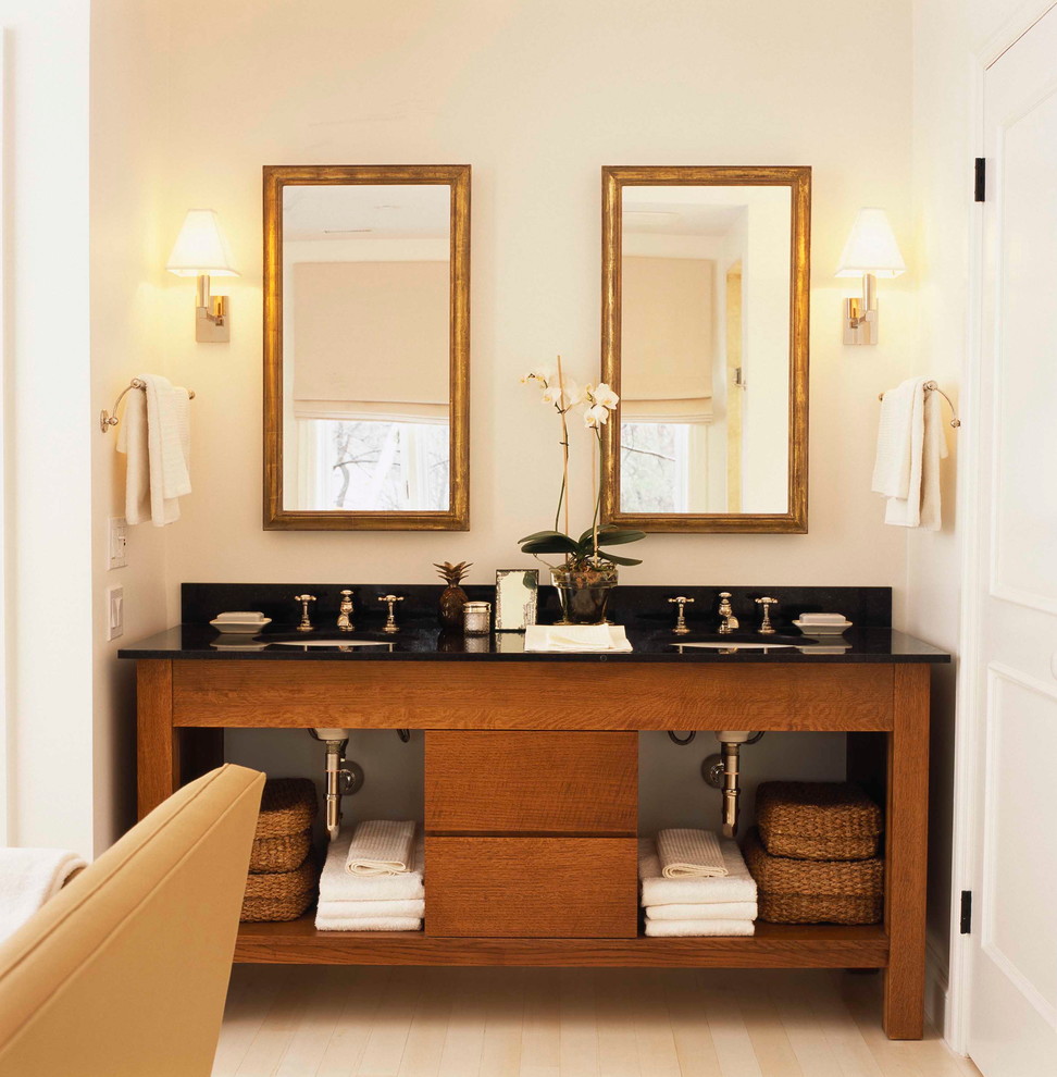 Inspiration för klassiska badrum, med ett undermonterad handfat, öppna hyllor och skåp i mellenmörkt trä