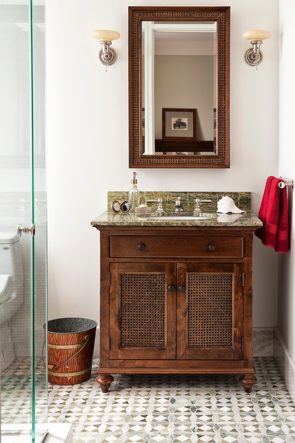 Idéer för ett klassiskt badrum, med ett undermonterad handfat, en hörndusch, skåp i mellenmörkt trä och mosaik