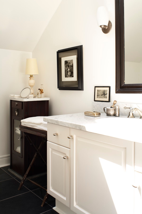 Idéer för att renovera ett funkis badrum, med ett undermonterad handfat, luckor med upphöjd panel, vita skåp, marmorbänkskiva och svart kakel