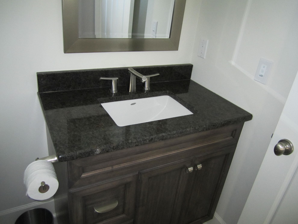 Kleines Modernes Duschbad mit dunklen Holzschränken, weißer Wandfarbe, Granit-Waschbecken/Waschtisch, Schrankfronten mit vertiefter Füllung, Toilette mit Aufsatzspülkasten und Unterbauwaschbecken in Toronto