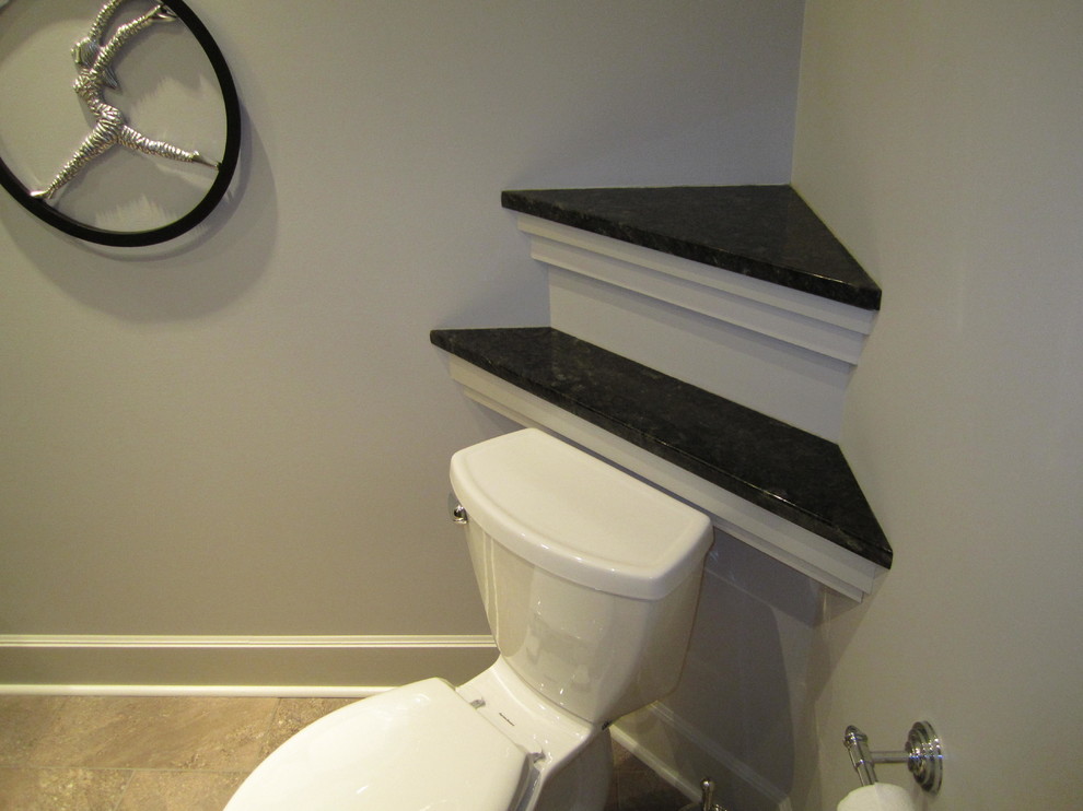 Inspiration för mellanstora moderna badrum med dusch, med vita väggar, vita skåp, en toalettstol med hel cisternkåpa, linoleumgolv, granitbänkskiva och beiget golv